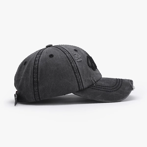 Casquette de baseball en denim délavé gris avec détails usés et broderie 3D