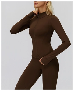 Détail d'une veste de sport marron ajustée avec col montant et fermeture éclair