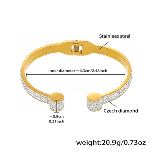 Détail du bracelet jonc en acier inoxydable serti de cristaux avec fermoir à ressort