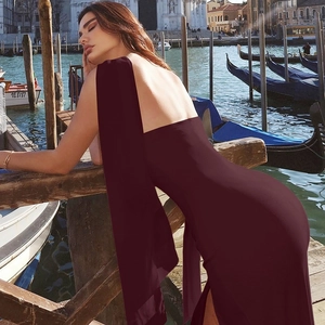 Detail eines eleganten dunkelroten Seidenabendkleids vor Venedig-Kanal-Hintergrund