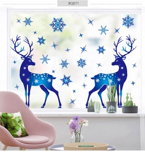 Stickers électrostatiques rennes et flocons bleus décorant une vitre de fenêtre
