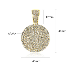 Détail du pendentif rond doré 40mm avec zircons AAAA+ et dimensions de l'attache