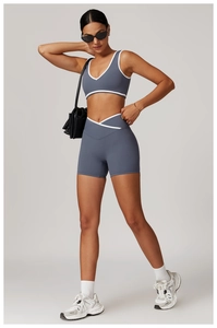 Détail du short de yoga à taille haute avec taille croisée stylée et liseré blanc contrasté