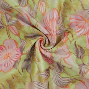 Gros plan détaillé sur l'imprimé floral rose et la texture en maille côtelée de la robe