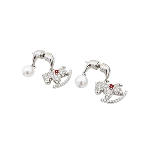 Boucles d'oreilles cheval à bascule plaquées argent avec pavé de pierres et perles blanches
