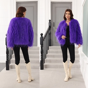 Veste femme en fausse fourrure violette à poils longs, coupe ample, vues avant et arrière