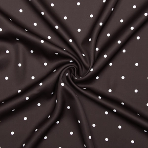 Vista dettagliata del tessuto satinato a pois con lucentezza elegante e drappeggio