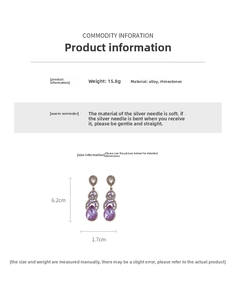 Détail de boucles d'oreilles gouttes violettes, strass, 6,2 cm de long et tiges en argent