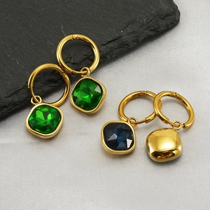 Créoles géométriques dorées rétro avec pendentifs en zircon vert et bleu sur pierre