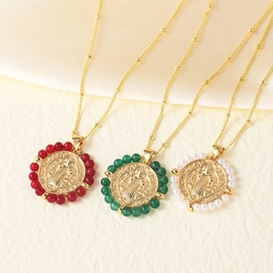 Tres collares con colgante de la Virgen María dorados con bordes de perlas rojas, verdes y blancas