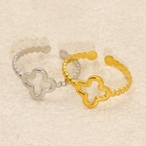 Dettaglio degli anelli a quadrifoglio in oro e argento con fascia aperta regolabile