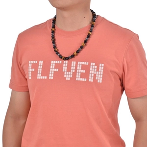 Tigerauge und schwarze Onyx Perlenkette für Damen und Herren auf orangefarbenem Shirt