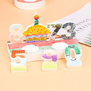 Gros plan de décorations de gâteau en bois peintes à la main avec un insert en cupcake