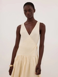 Détail de la robe crème en coton et lin avec col en V, lien à nouer et ourlet plissé
