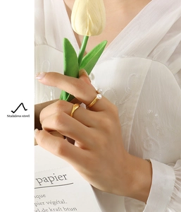 Chic gold-plated stainless steel U-shaped open ring with natural freshwater pearls detail