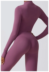 Détail de l'ensemble fitness sans couture mauve avec legging haute et veste courte