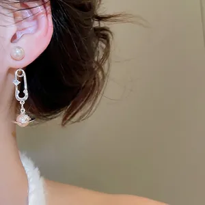 Boucles d'oreilles élégantes perles Saturne avec tige en argent et accents de zircon