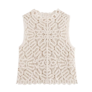 Vue détaillée du haut sans manches en maille beige avec motifs de dentelle ajourée