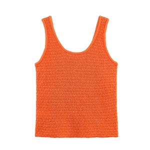 Detail der leuchtend orangefarbenen Pailletten-Strickweste mit glänzenden Akzenten