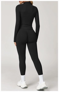 Détail arrière d'une veste de yoga noire et d'un legging froncé à taille haute gainant
