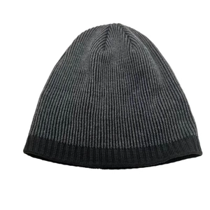Bonnet en maille gris et noir classique avec texture côtelée chaude pour l'hiver