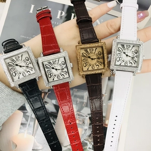 Detalle de reloj de lujo para mujer con bisel de cristal y correa de cuero de alta calidad