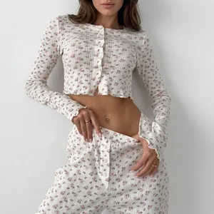 Set pigiama da donna in due pezzi con stampa floreale e trama a coste in maglia bianca