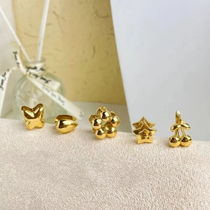 Orecchini A Cerchio Huggie In Acciaio Inossidabile Placcato Oro 18 Carati Farfalla Fiore Stella Ciliegia Goccia D'acqua Stile