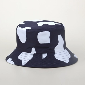 Détail du chapeau bob à motif vache montrant le bord renforcé et le tissu en coton