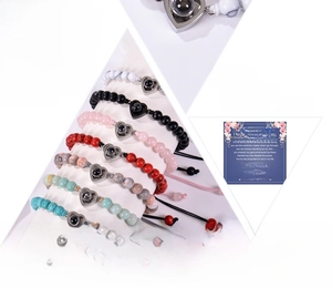 Détail de bracelets en perles de pierre naturelle avec pierre de projection cœur