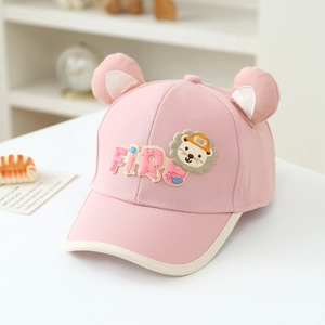 Détail de la casquette rose pour enfants avec oreilles 3D et lion cartoon motif FIRE