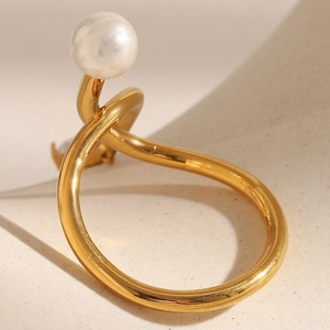 Bague spirale en acier inoxydable plaqué or 18 carats avec une grande perle blanche chic