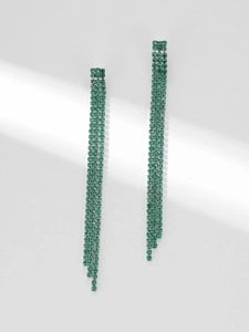 Detail von langen smaragdgrünen Strass-Quastenohrringen mit geschmeidigem Metalldesign