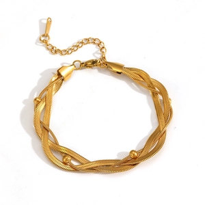 Détail du bracelet triple chaîne serpent dorée avec perles rondes et fermoir mousqueton