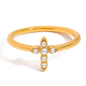 Bague croix en acier inoxydable plaqué or 18 carats avec zircons sur fond blanc
