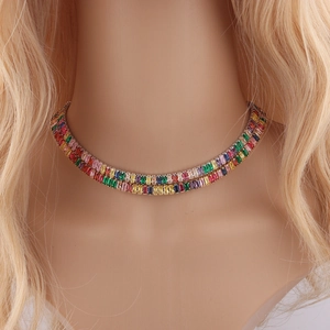 Gros plan d'un collier de zircons arc-en-ciel à deux rangées avec pierres colorées dorées