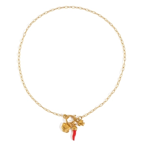 Collana in oro 18K con ciondoli a forma di peperoncino rosso, mano e ape su sfondo bianco