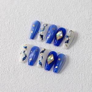 Kit d'ongles 5D bleu Klein et blanc marbré avec lignes dorées et breloques diamantées