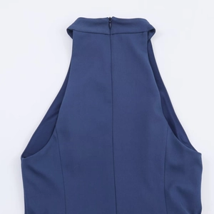 Détail de la robe dos nu bleu foncé avec tissu texturé et fermeture éclair invisible