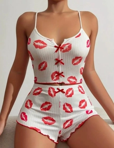 Dettaglio del pigiama a costine con stampe di labbra rosse e fiocco decorativo in vita