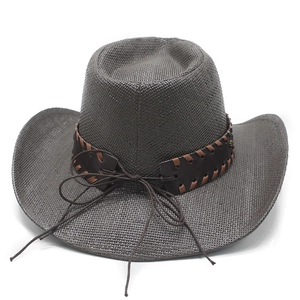 Dettaglio cappello cowboy in paglia caffè con trama intrecciata e fascia in cuoio