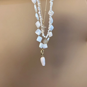 Collier de perles multicouche avec croix en strass et médaillon soleil