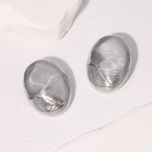 Boucles d'oreilles ovales en acier inoxydable argenté avec finition en métal brossé texturé