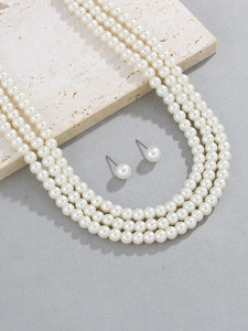 Vue détaillée du collier de perles blanches multicouche et boucles d'oreilles