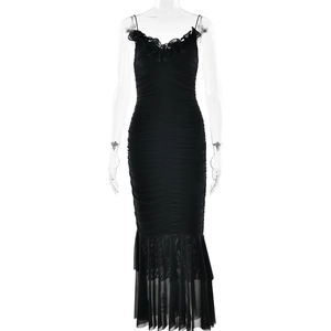 Robe moulante noire à bretelles volantées, texture froncée et ourlet sirène en tulle