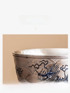 Primer plano del borde liso y motivo de dragón azul en la taza de té de porcelana