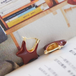 Exquisite wine red star-shaped gold earrings with enamel dripping oil finish