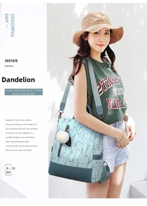 Détail d'un sac à dos antivol en nylon vert clair avec motif pissenlit et pompon en fourrure