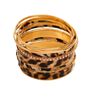 Meerlaagse armbandenset met luipaardprint, gouden ringen en glanzende strassteentjes