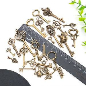 Dettaglio di chiavi vintage in bronzo con design a cuore e corona accanto a un righello